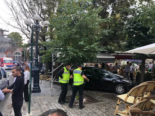 La voiture folle termine sa course dans les terrasses de 2...